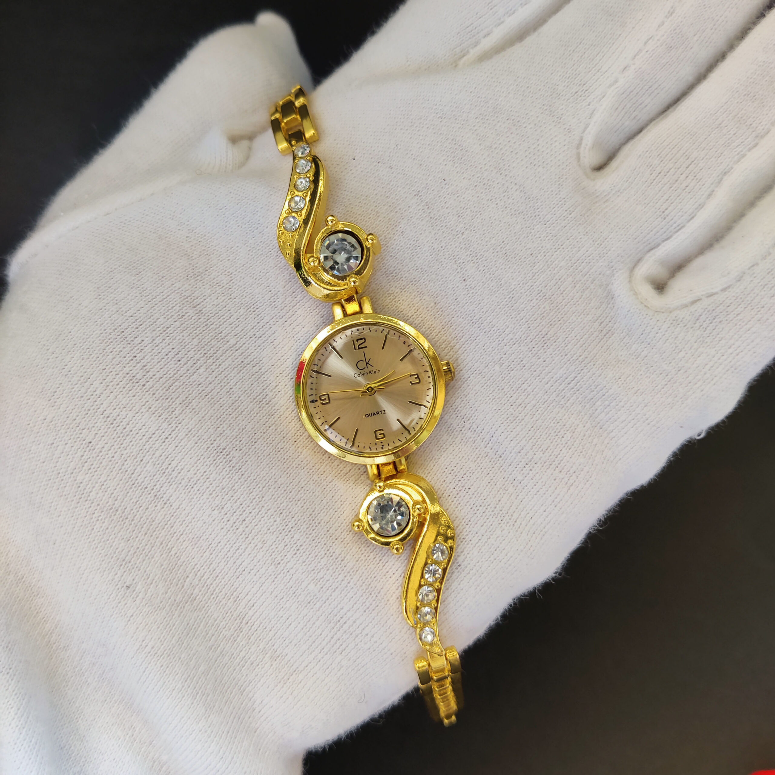New Premium golden Female Quartz chain watch